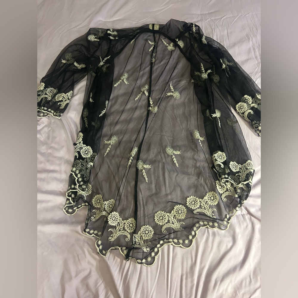 Black and white kimono. 3/4 sleeve and slightly see through. Size 2X
